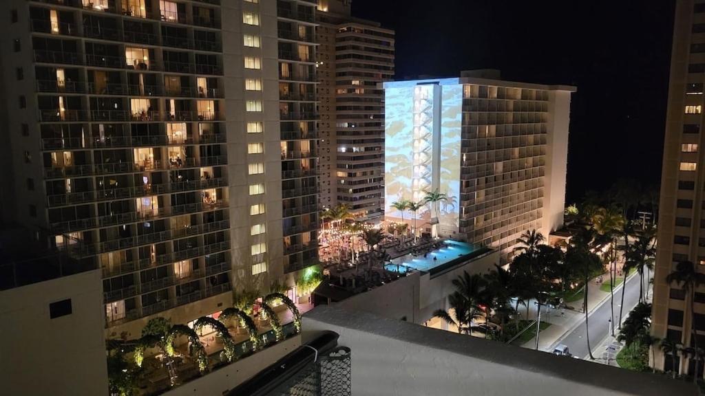 Waikiki Condo 2 Bedrooms 2 Bathrooms With 1 Free Parking Space Хонолулу Екстериор снимка