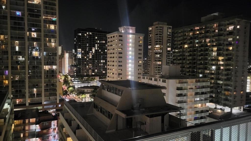 Waikiki Condo 2 Bedrooms 2 Bathrooms With 1 Free Parking Space Хонолулу Екстериор снимка