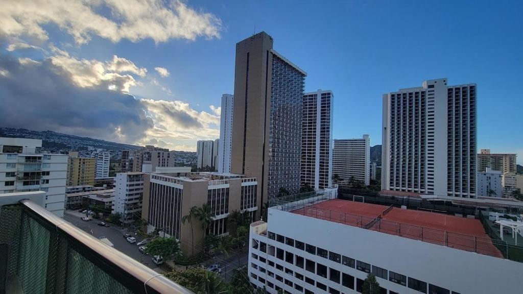 Waikiki Condo 2 Bedrooms 2 Bathrooms With 1 Free Parking Space Хонолулу Екстериор снимка